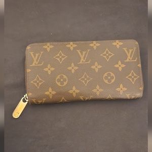 Louis Vuitton zippy wallet